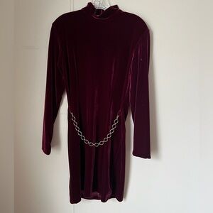 Turtleneck/long-sleeve Scarlett dress
Velvet material
Size: 9/10